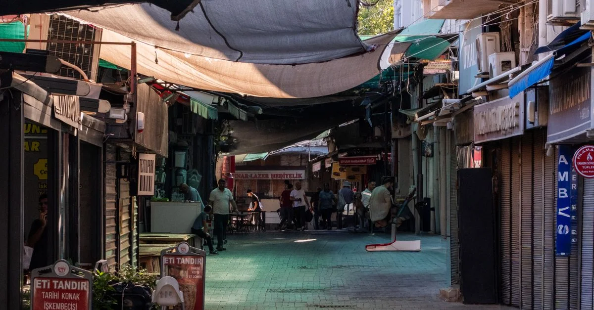 Charmante rue couverte avec des magasins et des gens à İzmir, Turquie, mettant en valeur la vie locale.