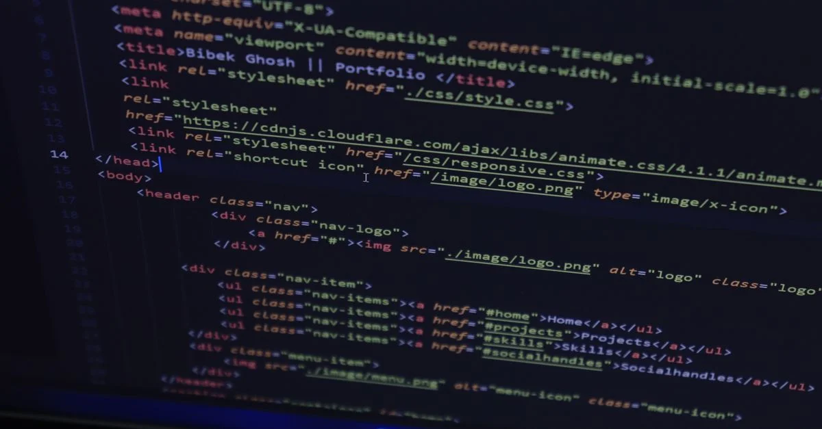 Gros plan haute résolution de code HTML affiché sur un écran d'ordinateur, parfait pour les thèmes technologiques.