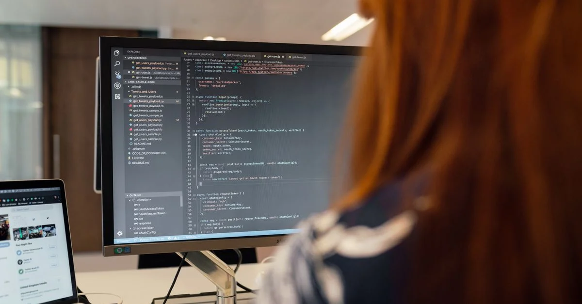 Une ingénieure travaille sur un code dans un cadre de bureau contemporain, mettant en avant le développement logiciel.