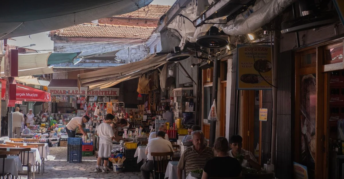 Découvrez l'atmosphère vibrante d'un marché en plein air à Izmir, Türkiye, mettant en avant la culture et la cuisine locales.